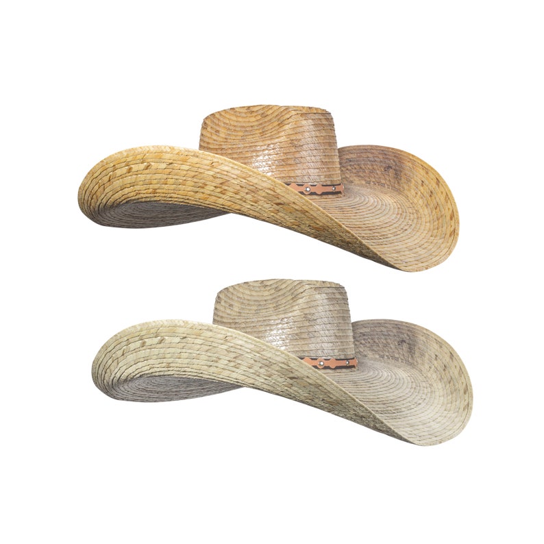 K&ouml;nnte beinhalten: Zwei Strohh&uuml;te im Cowboy-Stil mit einem braunen Lederband. Die H&uuml;te sind aus geflochtenem Stroh gefertigt und haben einen breiten Rand.