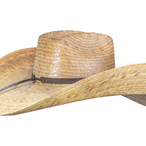 K&ouml;nnte beinhalten: Ein breitkrempiger Strohhut im Cowboy-Stil mit einem braunen Lederband. Der Hut ist aus geflochtenem Stroh gefertigt und hat eine leicht spitze Krone.