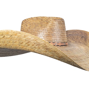 K&ouml;nnte beinhalten: Ein breitkrempiger Strohhut im Cowboy-Stil mit einem braunen Lederband und einem gewebten Muster.