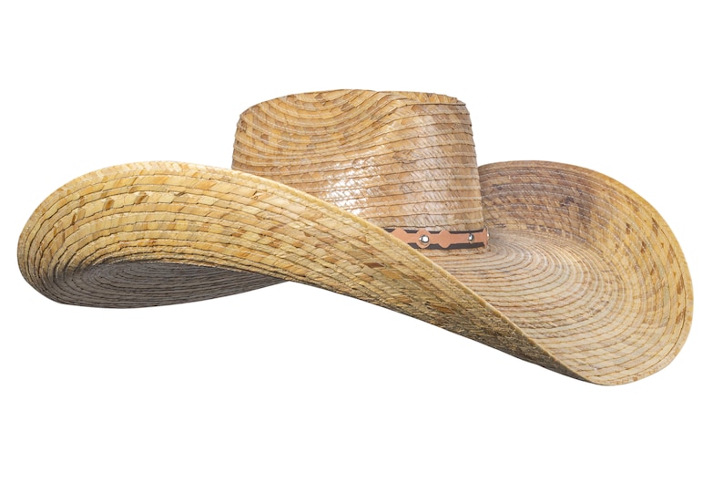 K&ouml;nnte beinhalten: Ein breitkrempiger Strohhut im Cowboy-Stil mit einem braunen Lederband und einem gewebten Muster.