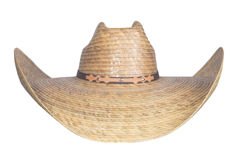 K&ouml;nnte beinhalten: Ein breitkrempiger Strohhut im Cowboy-Stil mit einem braunen Lederband und silbernen Akzenten. Der Hut hat eine nat&uuml;rliche, hellbraune Farbe.