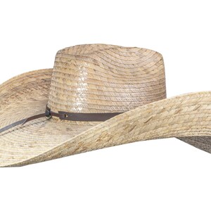 K&ouml;nnte beinhalten: Ein breitkrempiger Strohhut im Cowboy-Stil mit einem braunen Lederband.