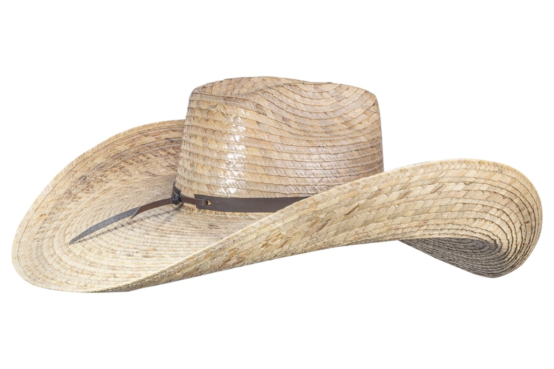 K&ouml;nnte beinhalten: Ein breitkrempiger Strohhut im Cowboy-Stil mit einem braunen Lederband.