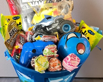 Canasta de Pascua para niño con forma de camión monstruo, llena de dulces