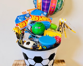 Verjaardag kinderen Basketbal, voetbal, voetbal Cadeaumand met Hot Wheels, snoep, puzzel
