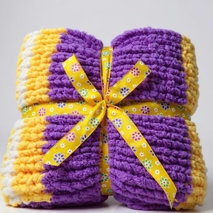 Handmade Chunky Knit Crochet Blanket: Soft & Cozy Bedroom Decor