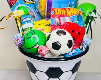 Fußball-Geburtstags-Geschenkkorb: Spielzeug, Süßigkeiten und Bälle