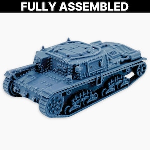 Op de afbeelding: Een volledig geassembleerd, blauw model van een tank met gedetailleerde rupsbanden, een geschutskoepel en ingewikkelde oppervlaktekenmerken. De tekst "FULLY ASSEMBLED" staat bovenaan. Deze miniatuurtank is waarschijnlijk voor hobbyisten of verzamelaars.
