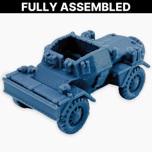Può includere: Un veicolo militare in miniatura blu completamente assemblato con ruote dettagliate, un paraurti anteriore e un'apertura superiore. Il testo "FULLY ASSEMBLED" è visualizzato sopra il veicolo.