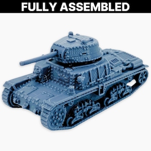 Op de afbeelding: Een volledig geassembleerde, blauwe modeltank met een draaibare toren en een lange loop. De tank heeft gedetailleerde rupsbanden en is ontworpen met klinknagels en paneellijnen. De tekst "FULLY ASSEMBLED" wordt bovenaan de afbeelding weergegeven.