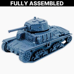 Op de afbeelding: Een volledig geassembleerde, blauwe modeltank met een draaibare geschutskoepel en een lange loop. De tank heeft gedetailleerde rupsbanden en een gestructureerd oppervlak. De tekst "FULLY ASSEMBLED" wordt boven de tank weergegeven.