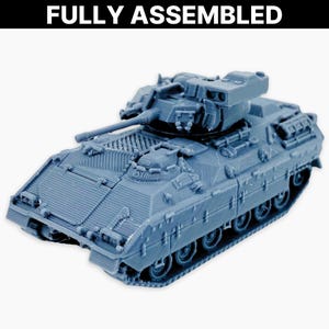 Könnte beinhalten: Ein vollständig montiertes, hellblaues Modell eines Panzers. Das Modell verfügt über detaillierte Komponenten, darunter einen Turm, eine Kanone und Ketten. Der Text "FULLY ASSEMBLED" wird in fetten weißen Buchstaben oben im Bild angezeigt.