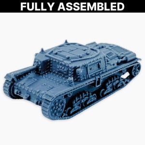 Op de afbeelding: Een volledig geassembleerde, blauwe modeltank. De miniatuurtank heeft gedetailleerde rupsbanden, een geschutskoepel en andere realistische componenten. De tekst "FULLY ASSEMBLED" wordt in vette witte letters bovenaan de afbeelding weergegeven.