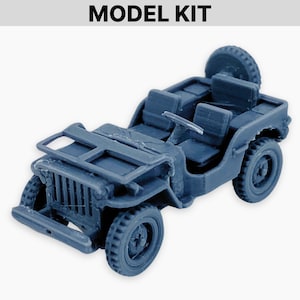 Könnte beinhalten: Ein grauer Modellbausatz eines offenen Geländewagens mit Frontgrill, Lenkrad, zwei Vordersitzen und einem am Heck montierten Reserverad. Der Text "MODEL KIT" ist in Schwarz oben im Bild über dem Fahrzeug aufgedruckt.