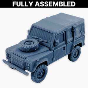 Land Rover 90 FFR (descapotable, versión reciente), completamente ensamblado: modelo de vehículo utilitario militar británico moderno, camión de patrulla con soporte de radio, versión reciente.