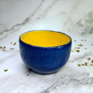 Bol à collation en céramique fait main : grès artisanal bleu et jaune
