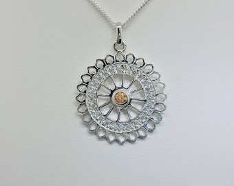 Colar e pingente em prata estilo gótico com roseta e zircônias cúbicas.