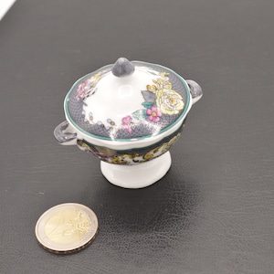 Small decorative porcelain box - opens in 2