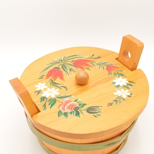 Round wooden box flower pattern with lid