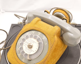 Telephone vintage Socotel français avec son revetement en velours d'origine