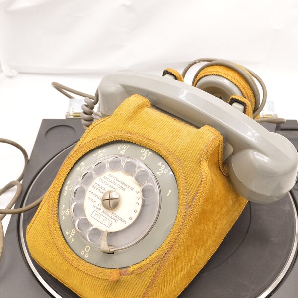 Telephone vintage Socotel français avec son revetement en velours d'origine