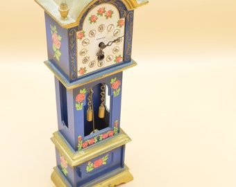 Pretty decorative clock blue color for decoration (broken down!)