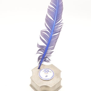 Encrier anciendécoratif avec petit pot en porcelaine et plume bleue