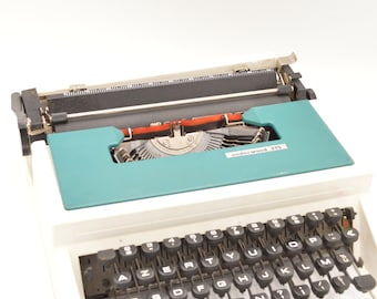 Underwood 315 blue typewriter with case [BROKEN!]