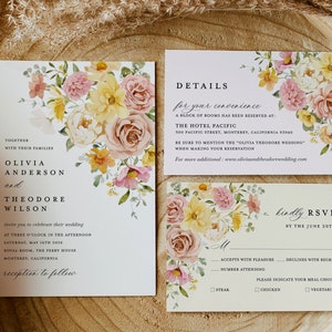 Pode incluir: Conjunto de convites de casamento com designs florais. O convite apresenta um buqu&ecirc; de flores em aquarela em tons de rosa, amarelo e verde. O cart&atilde;o de detalhes inclui informa&ccedil;&otilde;es sobre o local, a data e a hora do casamento. O cart&atilde;o RSVP inclui uma se&ccedil;&atilde;o para que os convidados indiquem sua presen&ccedil;a e sua escolha de refei&ccedil;&atilde;o.