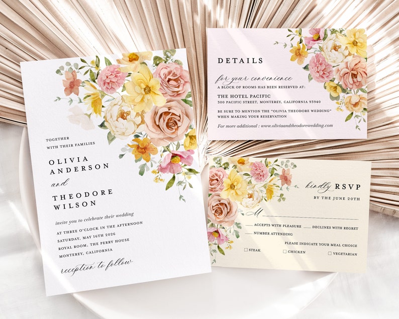 Pode incluir: Conjunto de convites de casamento com design floral. O cart&atilde;o de convite apresenta uma ilustra&ccedil;&atilde;o floral em aquarela em tons de rosa, amarelo e verde. O texto diz "Juntos com suas fam&iacute;lias, Olivia Anderson e Theodore Wilson, convidam voc&ecirc; a celebrar seu casamento &agrave;s tr&ecirc;s da tarde, no s&aacute;bado, 19 de maio de 2026, Royal Room, The Perry House, Monterey, Calif&oacute;rnia. Recep&ccedil;&atilde;o ap&oacute;s a cerim&ocirc;nia."