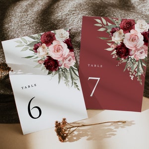 Bourgondië Blush roze bruiloft tafelnummers kaartsjabloon, Boho Sage Marsala Maroon Floral Rose afdrukbare tabelnummerkaarten, downloaden