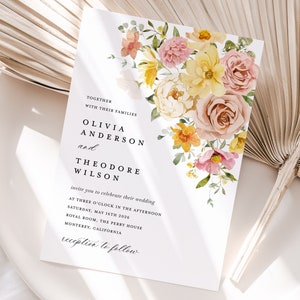 Pode incluir: Convite de casamento com um design floral em tons de rosa, amarelo e branco. O texto diz "Juntos com suas fam&iacute;lias Olivia Anderson e Theodore Wilson convidam voc&ecirc; a celebrar seu casamento &agrave;s tr&ecirc;s da tarde de s&aacute;bado, 16 de maio de 2026 Royal Room, The Perry House Monterey, Calif&oacute;rnia recep&ccedil;&atilde;o a seguir."