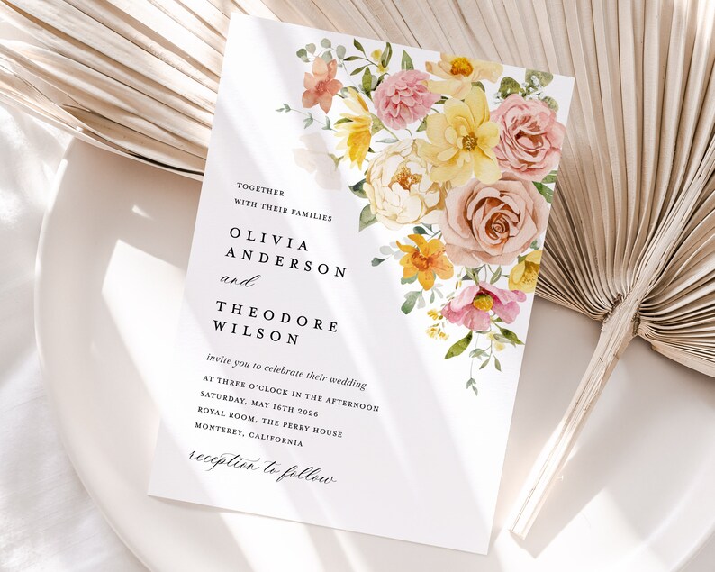 Pode incluir: Convite de casamento com um design floral em tons de rosa, amarelo e branco. O texto diz "Juntos com suas fam&iacute;lias Olivia Anderson e Theodore Wilson convidam voc&ecirc; a celebrar seu casamento &agrave;s tr&ecirc;s da tarde de s&aacute;bado, 16 de maio de 2026 Royal Room, The Perry House Monterey, Calif&oacute;rnia recep&ccedil;&atilde;o a seguir."