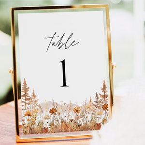 Modello di biglietto per numero di tavolo per matrimonio autunnale in montagna, numeri di tavolo in terracotta di fiori selvatici, carte per numero di tavolo rustico stampabile fai da te, download