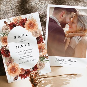 Op de afbeelding: Twee huwelijksaankondigingskaarten. Eén kaart bevat een foto van een stel, de andere heeft de tekst "Save the Date" met bloemaccenten in tinten oranje, bordeauxrood en crème. De tekst bevat de namen Elizabeth & Maverick, de datum en de locatie.