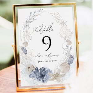 Plantilla de tarjetas con números de mesa para bodas en la playa azul, números de mesa estilo boho oceánico, elegantes tarjetas imprimibles con números de mesa para bodas con temática de conchas marinas.