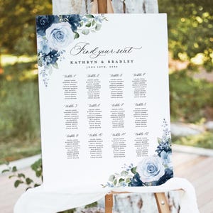 Stoffige blauwe marineblauwe tafelkaartsjabloon bruiloft, bloemen roos elegant staal lichtblauw afdrukbare grote gastentafel stoelenkaart bord