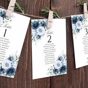 Stoffige blauwe marineblauwe bruiloft zitplaatsen grafiek kaartsjabloon, boho bloemen tafelnummers, bewerkbare elegante roos hangende gastenzitplank, download
