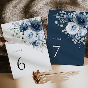 Modelo de cartão de números de mesa de casamento azul-marinho empoeirado, números de mesa florais Boho, cartões de número de mesa imprimíveis em aço de jardim elegante azul claro