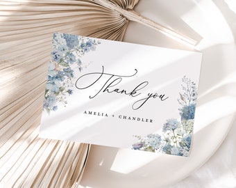 Plantilla de tarjeta de agradecimiento de boda azul polvoriento, nota de agradecimiento floral boho, tarjeta de lugar de mesa de agradecimiento azul claro de jardín elegante, descargar