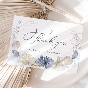 Plantilla de tarjeta de agradecimiento de boda en el océano de Boho Beach, nota de agradecimiento azul, tarjeta de lugar de mesa de agradecimiento de destino de concha de mar náutico, descargar