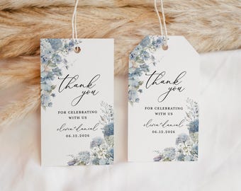Può includere: Due etichette di ringraziamento bianche con disegni floreali blu ad acquerello. Il testo recita "Grazie per aver festeggiato con noi Olivia + Daniel 06.12.2026".