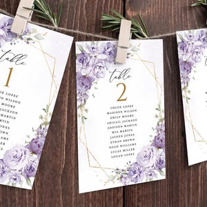 Lavendel bloemen bruiloft zitplaatsen kaartsjabloon, lila gouden tafelnummers, bewerkbare elegante hangende gastenzitplank, download
