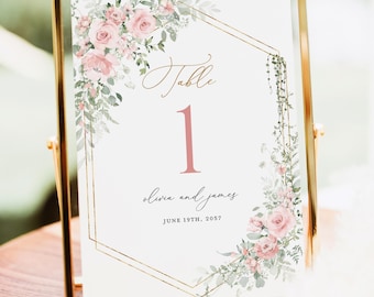 Plantilla para números de mesa de boda en tonos rosa salvia, con flores doradas y elegantes tarjetas imprimibles con rosas verdes bohemias.