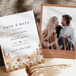 Plantilla de invitación "Reserva la fecha" con temática de otoño y montaña, Invitaciones de boda con fotos de flores silvestres, Fecha de boda en un bosque de terracota, Tarjetas rústicas para reservar la fecha