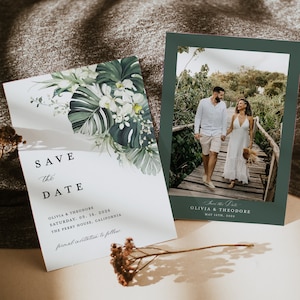 Modello tropicale per biglietti salva-data, foto Sage Monstera Wedding Salva le date, Boho Palm Tree Destination Beach Salva i nostri biglietti data