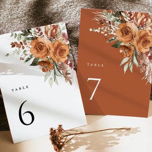 Plantilla de tarjetas con números de mesa para bodas estilo boho terracota, números de mesa florales modernos, elegantes tarjetas imprimibles con números de mesa en tonos naranja quemado y rosa.