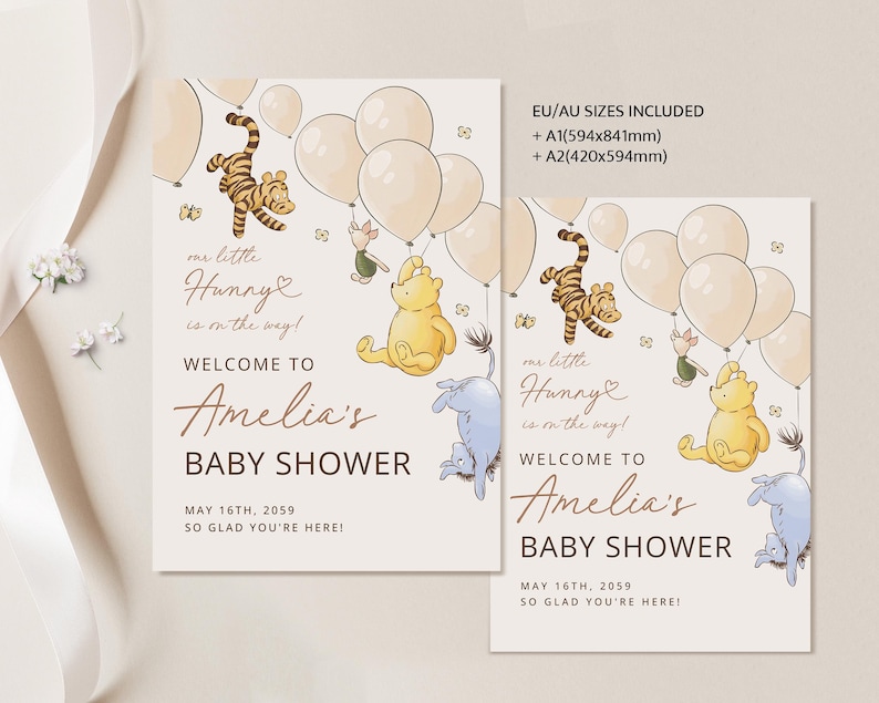 Pode incluir: Dois cartazes de ch&aacute; de beb&eacute; com personagens do Ursinho Pooh e bal&otilde;es. Os cartazes dizem "Bem-vindo ao ch&aacute; de beb&eacute; de Amelia" com a data de 16 de maio de 2059. Os cartazes incluem tamanhos EU/AU A1 (59,4 cm x 84,1 cm) e A2 (42 cm x 59,4 cm).