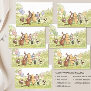 Puede incluir: Winnie de Pooh y sus amigos, incluyendo Piglet, Tigger y Owl, est&aacute;n reunidos para una fiesta de cumplea&ntilde;os. Est&aacute;n sosteniendo globos de varios colores, incluyendo azul, rosa, verde y amarillo. Los personajes est&aacute;n parados en un campo de hierba con algunos &aacute;rboles en el fondo.