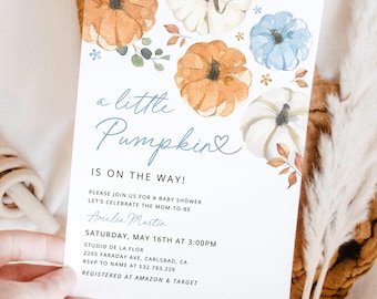 Könnte beinhalten: Babyparty-Einladung mit Aquarellkürbissen in Orange, Weiß und Blau. Der Text lautet "a little Pumpkin is on the way!" mit Veranstaltungsdetails wie Datum, Uhrzeit und Ort. Die Einladung ist mit floralen Akzenten verziert.